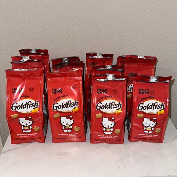 New unopened HELLO KITTY Goldfish LIMITED EDITION Strawberry Shortcake (12) - Picture 1 of 3
